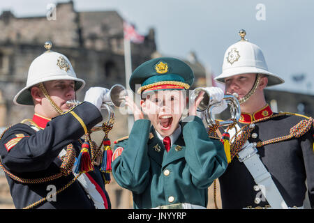 Edinburgh, Regno Unito. 31 lug 2017. Il sergente Ayami Nakama giapponese Defence Force band, sergente Nathan Crossley e Jason Morris della Royal Marine Band il Royal Edinburgh Tattoo militare rivela una serie di atti internazionali per celebrare questo anno la Splash di Tartan - Scozia di agosto la stravaganza ritorna con una linea stellare fino del mondo migliori esecutori di militari del Royal Edinburgh Tattoo militare è impostato per celebrare, svelando una linea stellare di atti a scendere sul capitale della Scozia per il 2017 mostrano oggi (lunedì, 31 luglio). Credito: IAN GEORGESON/Alamy Live News Foto Stock