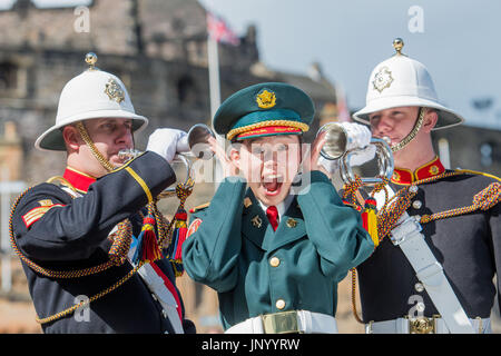 Edinburgh, Regno Unito. 31 lug 2017. Il sergente Ayami Nakama giapponese Defence Force band, sergente Nathan Crossley e Jason Morris della Royal Marine Band il Royal Edinburgh Tattoo militare rivela una serie di atti internazionali per celebrare questo anno la Splash di Tartan - Scozia di agosto la stravaganza ritorna con una linea stellare fino del mondo migliori esecutori di militari del Royal Edinburgh Tattoo militare è impostato per celebrare, svelando una linea stellare di atti a scendere sul capitale della Scozia per il 2017 mostrano oggi (lunedì, 31 luglio). Credito: IAN GEORGESON/Alamy Live News Foto Stock