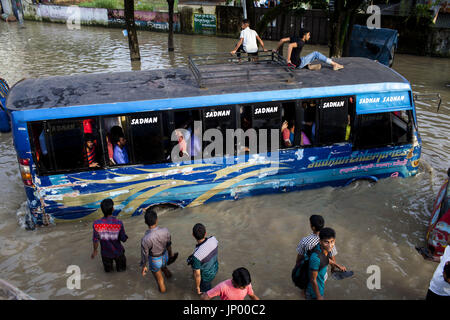 Luglio 26, 2017 - Dhaka, Dhaka, Bangladesh - Luglio 26, 2017 Dacca in Bangladesh â€" Bus sotto l'acqua in acqua area registrazione Chittagong. Ogni giorno le Chittagong city si trova di fronte a waterlogging impareggiabile di questo anno a causa di innalzamento del livello del mare, il recente rilascio di acqua dal Kaptai lago, sospensione del Fiume Karnaphuli dragaggio. La Banca mondiale (BM) ha approvato ulteriori $47.50 milioni per aiutare a migliorare acqua, igiene e infrastrutture fognarie nelle Chittagong, con lo scopo di aiutare circa 650.000 abitanti del paese del primo porto della città di accedere al sicuro ed affidabile di acqua. (Credito Immagine: © Foto Stock