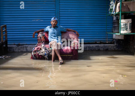 Luglio 26, 2017 - Dhaka, Dhaka, Bangladesh - Luglio 26, 2017 Dacca in Bangladesh â€" strada piena di acqua in acqua area registrazione Chittagong. Ogni giorno le Chittagong city si trova di fronte a waterlogging impareggiabile di questo anno a causa di innalzamento del livello del mare, il recente rilascio di acqua dal Kaptai lago, sospensione del Fiume Karnaphuli dragaggio. La Banca mondiale (BM) ha approvato ulteriori $47.50 milioni per aiutare a migliorare acqua, igiene e infrastrutture fognarie nelle Chittagong, con lo scopo di aiutare circa 650.000 abitanti del paese del primo porto della città di accedere al sicuro ed affidabile di acqua. (Credito Immagine: © Foto Stock