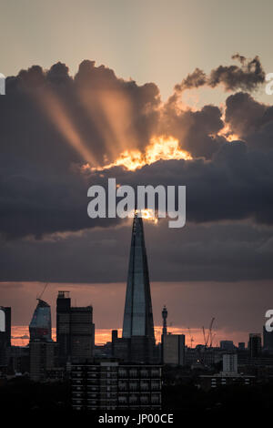 Londra, Regno Unito. 31 Luglio, 2017. Regno Unito: Meteo il grattacielo Shard edificio con raggi solari del drammatico durante il tramonto © Guy Corbishley/Alamy Live News Foto Stock