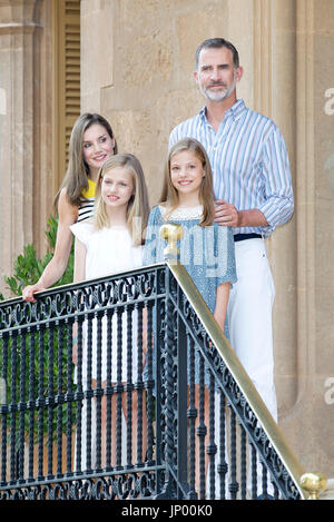 Palma de Mallorca, Spanien. 31 Luglio, 2017. Il re Felipe, Regina Letizia, Principessa Leonor e la Principessa Sofia di Spagna al Palazzo Marivent su Mallorca, il 31 agosto 2017, creando per i media durante l'estate holliday foto: Albert Nieboer/Paesi Bassi OUT/point de vue fuori Foto: Albert Nieboer/RoyalPress/dpa/Alamy Live News Foto Stock