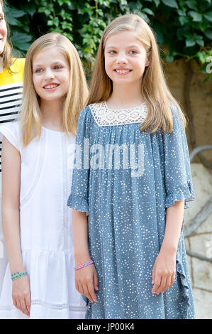 Palma de Mallorca, Spanien. 31 Luglio, 2017. La principessa Leonor e la Principessa Sofia di Spagna al Palazzo Marivent su Mallorca, il 31 agosto 2017, creando per i media durante l'estate holliday foto: Albert Nieboer/Paesi Bassi OUT/point de vue fuori Foto: Albert Nieboer/RoyalPress/dpa/Alamy Live News Foto Stock