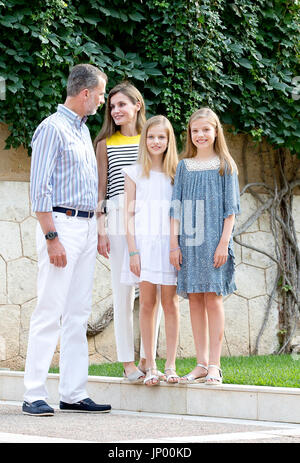 Palma de Mallorca, Spanien. 31 Luglio, 2017. Il re Felipe, Regina Letizia, Principessa Leonor e la Principessa Sofia di Spagna al Palazzo Marivent su Mallorca, il 31 agosto 2017, creando per i media durante l'estate holliday foto: Albert Nieboer/Paesi Bassi OUT/point de vue fuori Foto: Albert Nieboer/RoyalPress/dpa/Alamy Live News Foto Stock