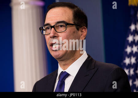 Washington, Stati Uniti d'America. 31 Luglio, 2017. Stati Uniti Il segretario al Tesoro Steven Mnuchin parla a un briefing quotidiano per affrontare sanzioni sul Presidente venezuelano Nicolás Maduro presso la Casa Bianca di Washington, DC, Stati Uniti, il 31 luglio 2017. Gli Stati Uniti lunedì schiaffeggiato sanzioni sul Presidente venezuelano Nicolás Maduro dopo il Venezuela ha tenuto la sua Assemblea Nazionale Costituente (ANC) domenica. Credito: Ting Shen/Xinhua/Alamy Live News Foto Stock