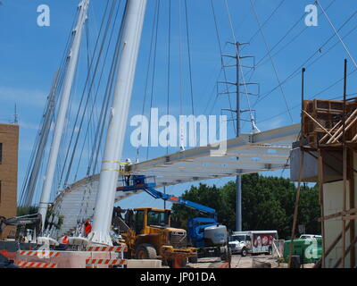 Dallas, Stati Uniti d'America. 31 luglio, 2017. $11 milioni di katy trail pedone ponte strallato ha per lungo tempo ultimo arrivato a mockingbird station dopo la sua sorvolare mockingbird lane. Il katy si unirà il white rock trail per completare la rete di diversi altri sentieri, credito: dallaspaparazzo/alamy live news Foto Stock