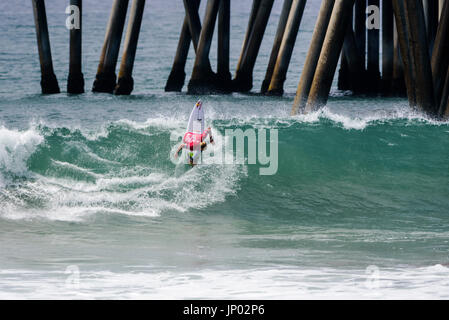 Huntington Beach, Stati Uniti d'America. 31 Luglio, 2017. Locale preferito Kolohe Andino (USA) ha messo in una mostra per una spiaggia affollata di tifosi durante il suo turno 2 calore vincere al 2017 FURGONI US Open di surf. Credito: Benjamin Ginsberg/Alamy Live News. Foto Stock