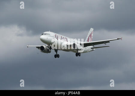 L'aeroporto di Heathrow. Londra. 1 agosto 2017 - Una compagnia aerea del Qatar si avvicina all'Aeroporto Heathrow di Londra. Il Qatar è chiamata a sollevare il blocco economico contro il suo popolo dopo le sanzioni sono state imposte dai quattro paesi arabi - Arabia Saudita, Bahrein, Egitto e gli Emirati arabi uniti (EAU), che hanno imposto una terra mare, aria e blocco economico su Qatar dal 5 giugno, dicendo che sostiene il terrorismo. Credito: Dinendra Haria/Alamy Live News Foto Stock