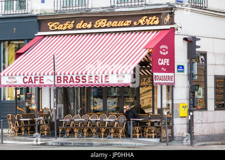 Parigi, Francia - 2 Marzo 2016: uomo seduto a un tavolo fuori Le ristorante Voltaire sul Quai Voltaire e Saint Germain, Paris, Francia. Foto Stock