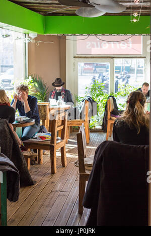 Parigi, Francia - Marzo 2, 2016: i clienti in La Cafeotheque di Parigi in rue Hotel de Ville, specialità di torrefazione del caffè e caffè. Foto Stock