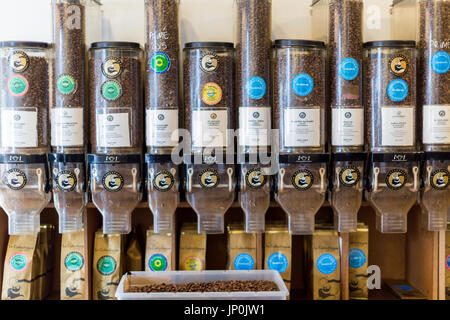 Parigi, Francia - Marzo 2, 2016: i chicchi di caffè in dispenser a La Cafeotheque di Parigi in rue Hotel de Ville, specialità di torrefazione del caffè e caffè. Foto Stock