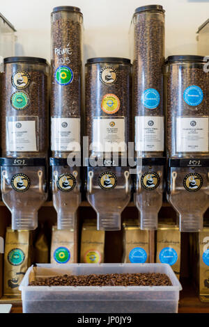 Parigi, Francia - Marzo 2, 2016: i chicchi di caffè in dispenser a La Cafeotheque di Parigi in rue Hotel de Ville, specialità di torrefazione del caffè e caffè. Foto Stock