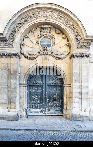 Parigi, Francia - 2 Marzo 2016: Shabby porta nel magnifico portale del Hotel de Chalons de Luxembourg nel Marais, Parigi. Foto Stock