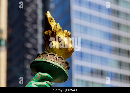 Vista della statua della torcia Libertys sulla libertà la replica della statua della Libertà Foto Stock