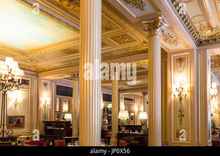 Parigi, Francia - 6 Maggio 2016: Interno del Café de la Paix vicino all'Opera Garnier di Parigi Foto Stock