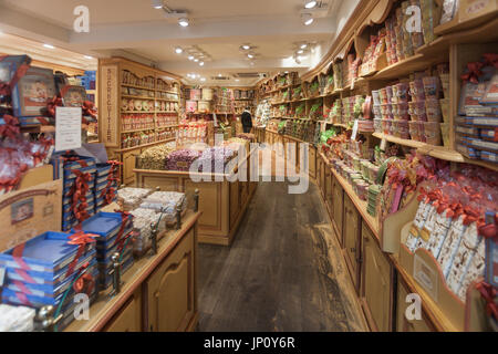 Bruges, Belgio - 31 Ottobre 2010: interno di cioccolato e biscotto shop in Bruges, Belgio Foto Stock