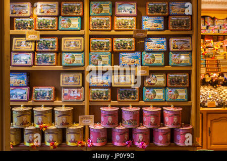 Bruges, Belgio - 31 Ottobre 2010: interno di cioccolato e biscotto shop in Bruges, Belgio Foto Stock