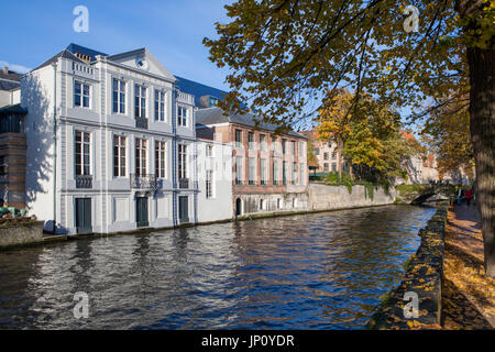 Bruges, Belgio - 31 Ottobre 2010: Groenerei canal a Bruges, Belgio, su una soleggiata giornata autunnale. Foto Stock