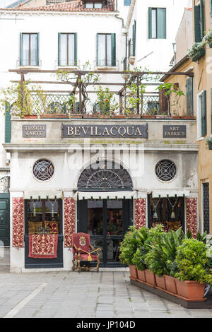 Venezia, Italia - 23 Aprile 2012: Bevilacqua tessuti negozio vicino a Piazza San Marco a Venezia, Italia Foto Stock