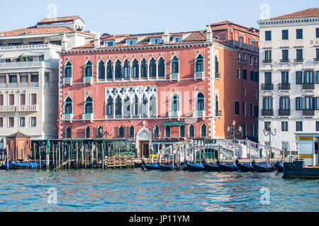 Venezia, Italia - 27 Aprile 2012: Hotel, case e gondole, dalla Laguna di Venezia. Foto Stock