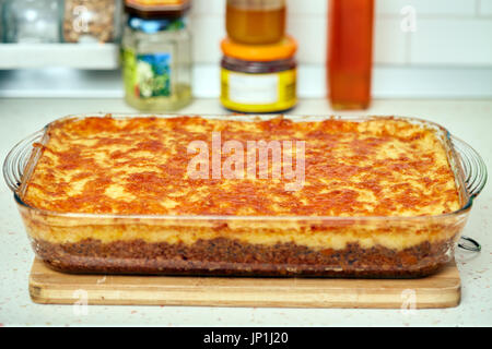 Un vassoio di vetro con fatti in casa cottage pie appena al di fuori del forno Foto Stock