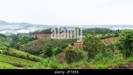 Paesaggio di Khao Kho district petchabun provincia della Thailandia, agricole nella zona deforestion e concetto landuse Foto Stock