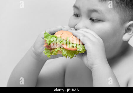 Hamburger di carne di maiale in soggetti obesi fat boy lato nero e sfondo bianco, cibo malsano, cibo spazzatura o fast food Foto Stock