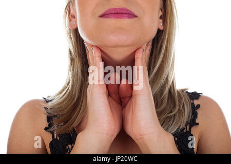 Immagine della giovane donna con mal di gola mentre tiene il suo collo, controllare le ghiandole infiammate - sfondo isolato Foto Stock