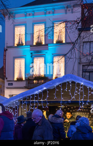 Bruxelles, Belgio - 8 Dicembre 2013: mercatini di Natale e le luci in posizione Sainte-Catherine, Bruxelles, Belgio Foto Stock