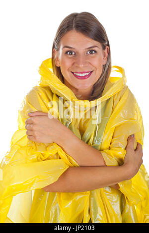 Foto di attraenti caucasian donna che indossa una giacca impermeabile giallo, ponendo su sfondo isolato Foto Stock