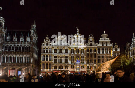 Bruxelles, Belgio - 8 Dicembre 2013: albero di Natale, decorazioni e luci di notte nella Grande Place di Bruxelles, Belgio Foto Stock