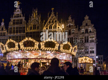 Anversa, Belgio - 13 dicembre 2013: Natale giostra e decorazioni nella piazza principale di Anversa in Belgio con i riflettori Municipio dietro. Foto Stock