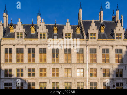 Mechelen, Belgio - 14 dicembre 2013: edificio di mattoni con persiane di colore giallo in Mechelen, Belgio. Foto Stock