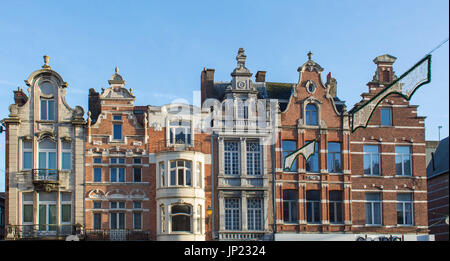 Mechelen, Belgio - 14 dicembre 2013: le case delle corporazioni con decorazioni di Natale in Mechelen, Belgio Foto Stock