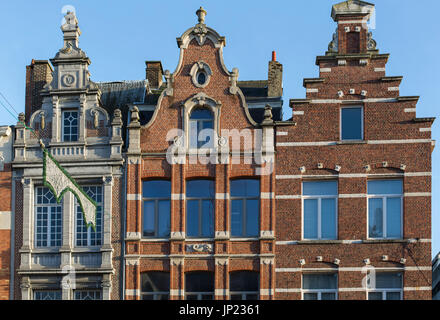 Mechelen, Belgio - 14 dicembre 2013: le case delle corporazioni con decorazioni di Natale in Mechelen, Belgio Foto Stock