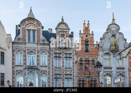 Mechelen, Belgio - 14 dicembre 2013: le case delle corporazioni con decorazioni di Natale in Mechelen, Belgio Foto Stock