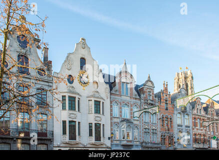 Mechelen, Belgio - 14 dicembre 2013: le case delle corporazioni con decorazioni di Natale in Mechelen, Belgio Foto Stock