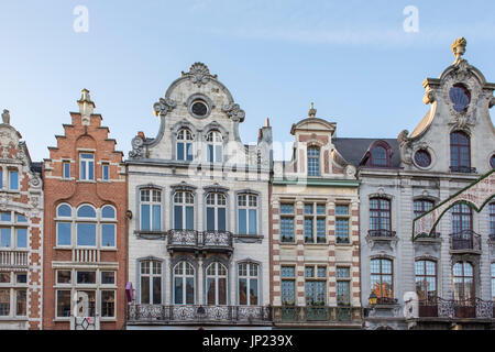 Mechelen, Belgio - 14 dicembre 2013: le case delle corporazioni con decorazioni di Natale in Mechelen, Belgio Foto Stock