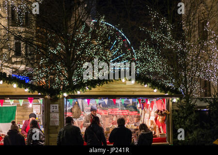 Ghent, Belgio - 15 dicembre 2013: mercato stallo a Mercatino di Natale di fronte alla cattedrale di notte, Gand, Belgio. Foto Stock