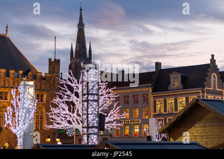 Bruges, Belgio - 15 dicembre 2013: mercato di Natale e pista di pattinaggio sul ghiaccio nella piazza principale di Bruges, Belgio. Foto Stock