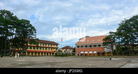 Vista panoramica di antiche Lycee Yersin School di Dalat, Vietnam. Da Lat è situato sull'Altopiano Langbian nella parte meridionale del centro di Highlan Foto Stock