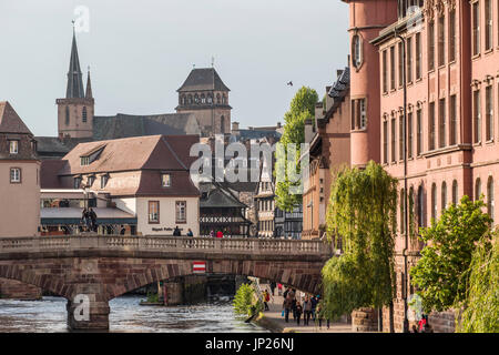 Strasburgo, Alsazia, Francia - 3 Maggio 2014: Saint-Martin ponte sopra il fiume Ill a Strasburgo, Francia Foto Stock