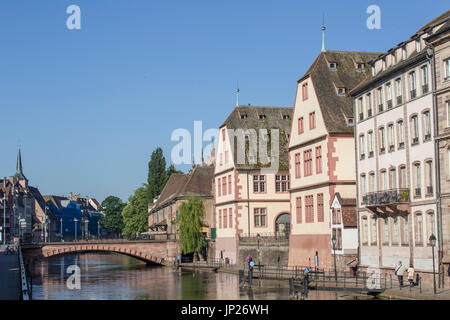 Strasburgo, Alsazia, Francia - 3 Maggio 2014: Saint-Martin ponte sopra il fiume Ill a Strasburgo, Francia Foto Stock