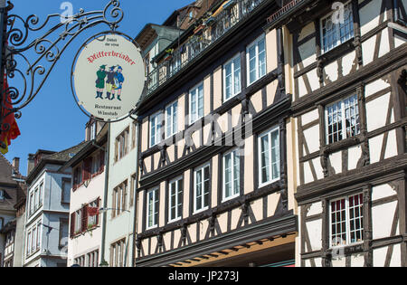 Strasburgo, Alsazia, Francia - 4 Maggio 2014: Ristorante segno e mezzo di case con travi di legno a Strasburgo, Alsazia, Francia Foto Stock