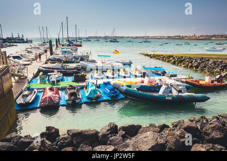 Corralejo, Fuertevetura Isola, Spagna - 01 Aprile 2017: Lo skyline di Corralejo con il porto e le barche in esso Foto Stock