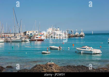 Corralejo, Fuertevetura Isola, Spagna - 01 Aprile 2017: Lo skyline di Corralejo con il porto e le barche in esso Foto Stock