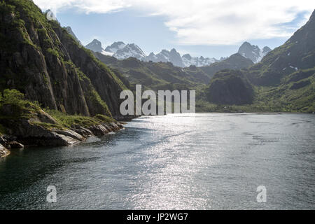 Ripide facciate trogolo glaciale fiordo di Trollfjorden, Isole Lofoten, Nordland, settentrionale, Norvegia Foto Stock