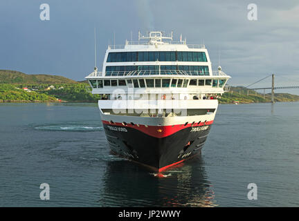 Hurtigruten nave 'Trollfjord' in arrivo al porto di Rorvik, Norvegia Foto Stock