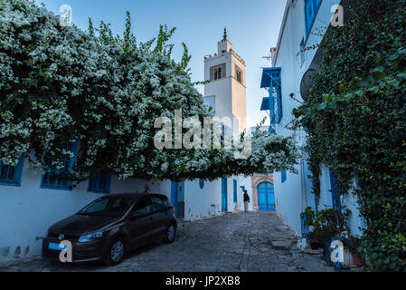 Auto in un vicolo, e moschea Foto Stock