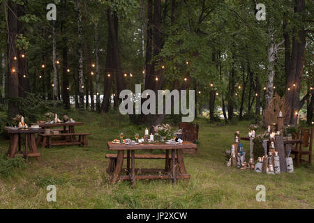 Set di tabelle in foresta Foto Stock